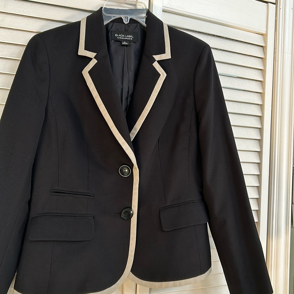 The perfect blazer for work and professional meetings.